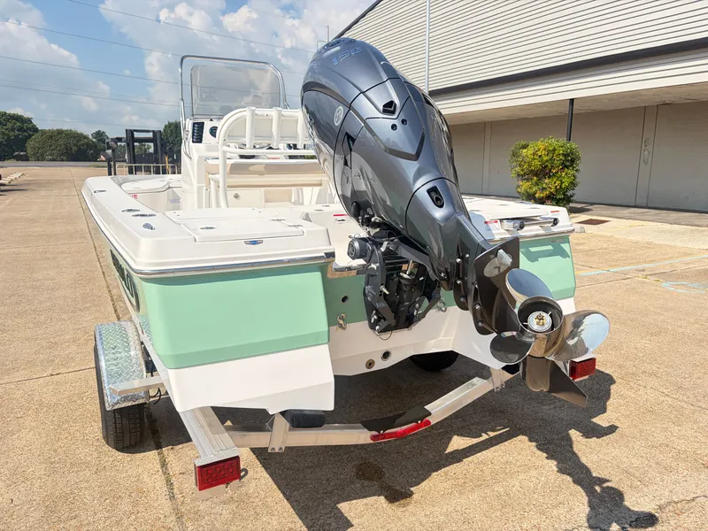 Slide: The Image of Robalo R206 PRO 2027 - 5