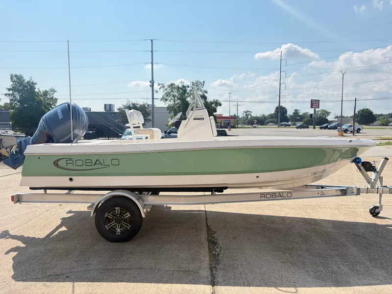 Slide: The Image of Robalo R206 PRO 2027 - 3