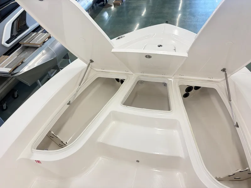 Slide: The Image of Robalo R206 PRO 2027 - 11