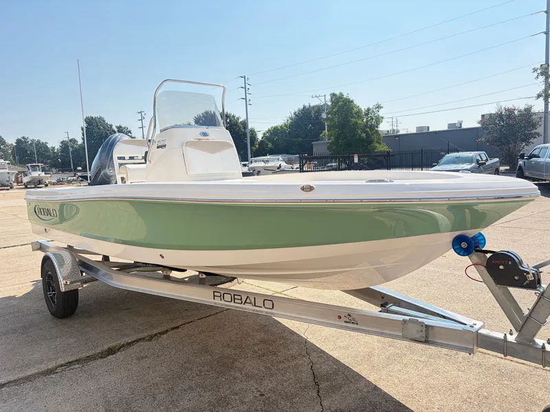 Slide: The Image of Robalo R206 PRO 2027 - 4