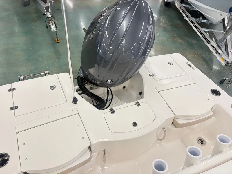 Slide: The Image of Robalo R206 PRO 2027 - 7