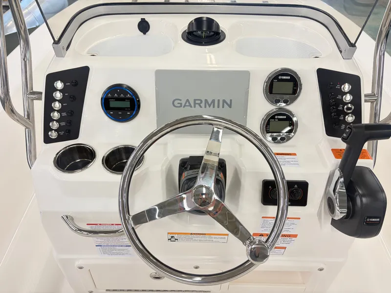 Slide: The Image of Robalo R206 PRO 2027 - 9