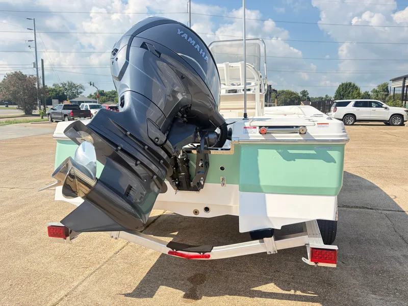 Slide: The Image of Robalo R206 PRO 2027 - 6