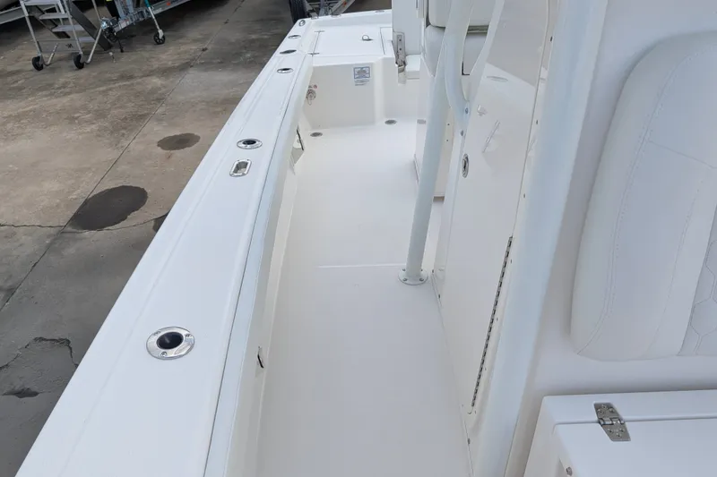 Slide: The Image of The image shows the deck of a Pathfinder 2600 Hybrid boat. It is clean and well-equipped. - 34