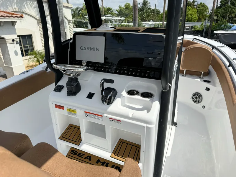 Slide: The Image of Sea Hunt Ultra 255SE 2027 - 25