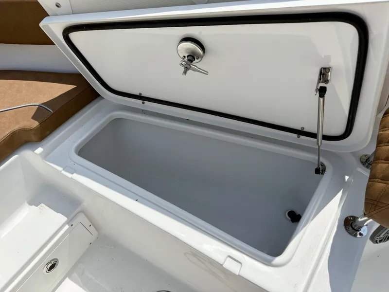 Slide: The Image of Sea Hunt Ultra 255SE 2027 - 33