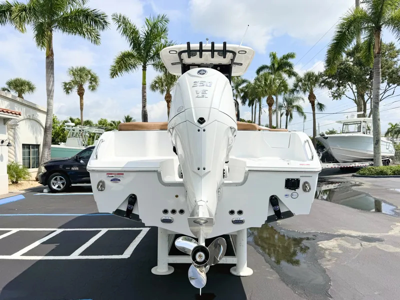 Slide: The Image of Sea Hunt Ultra 255SE 2027 - 10