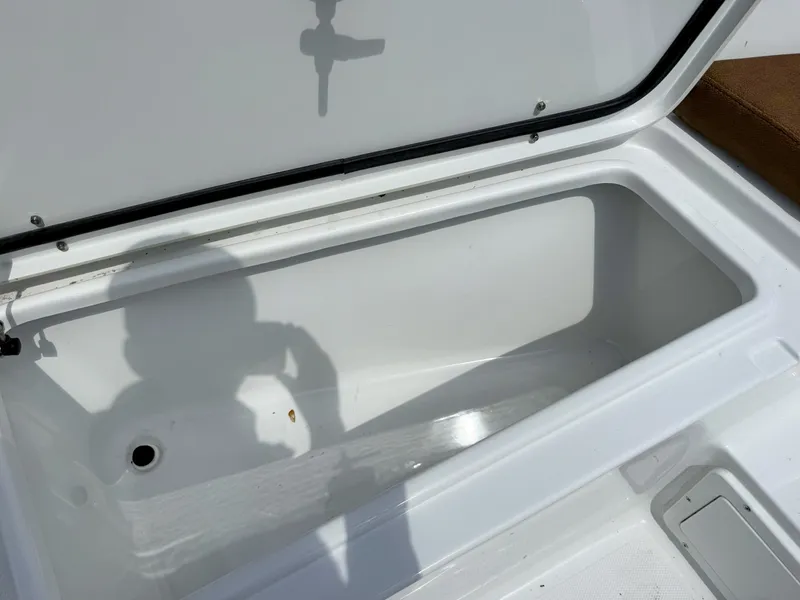Slide: The Image of Sea Hunt Ultra 255SE 2027 - 32