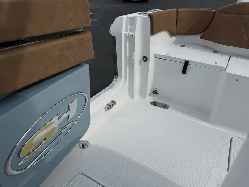 Slide: The Image of Sea Hunt Ultra 285SE 2027 - 12