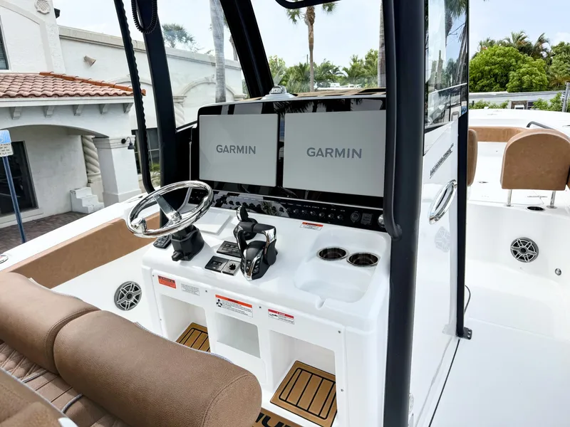 Slide: The Image of Sea Hunt Ultra 285SE 2027 - 30