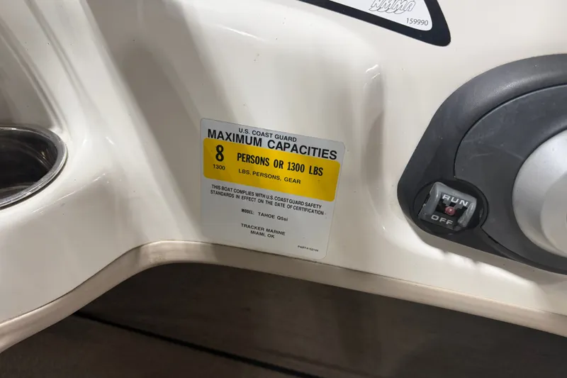 Slide: The Image of 2010 Tahoe Q5i Sport boat capacity label, maximum 8 persons or 1300 lbs. - 9