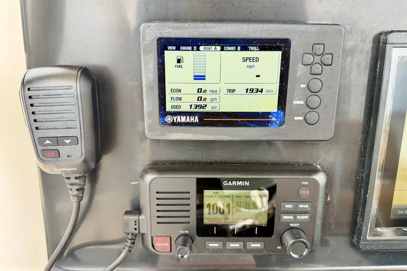 Slide: The Image of Yamaha and Garmin displays on 2019 Wellcraft 262 Fisherman boat dashboard. - 17