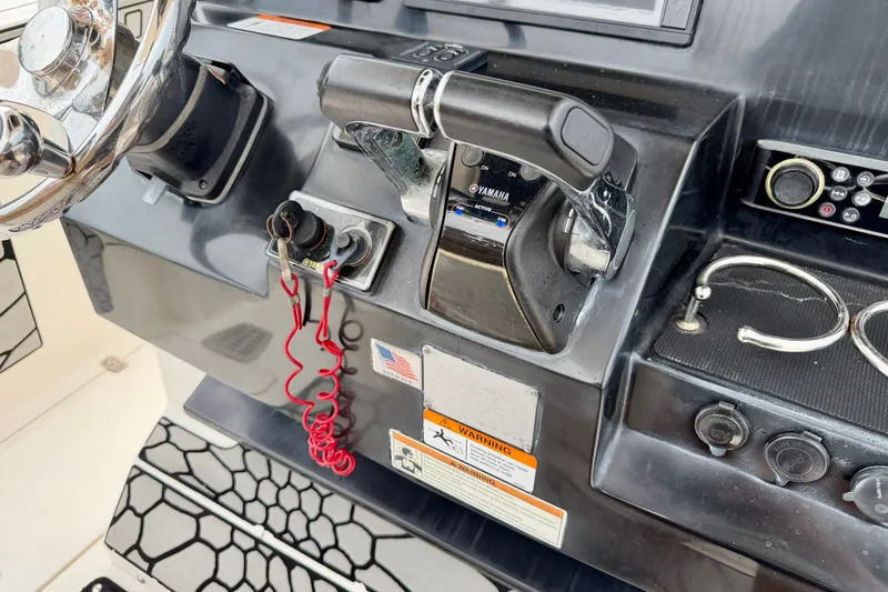 Slide: The Image of 2019 Wellcraft 262 Fisherman boat console with Yamaha controls and steering wheel. - 15