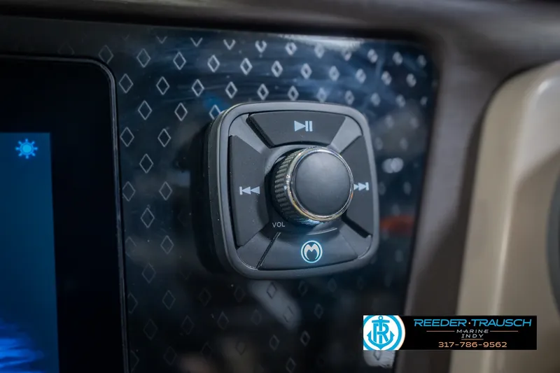 Slide: The Image of Control knob on 2026 Bennington 24 MSB boat dashboard with Reeder-Trausch Marine logo. - 42