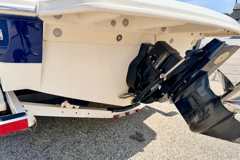 Slide: The Image of 2008 Sea Ray 195 Sport boat with MerCruiser outdrive, rear view on pavement. - 20