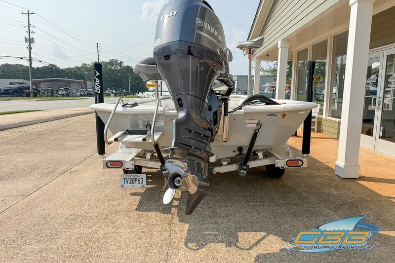 Slide: The Image of 2022 Avid 23 FS boat with Yamaha motor at Georgia Boat Brokers. - 13