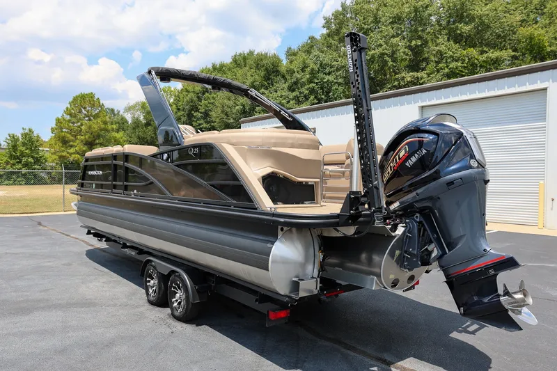 Slide: The Image of 2023 Bennington Q 25 QFBA pontoon boat with Yamaha engine on trailer. - 4
