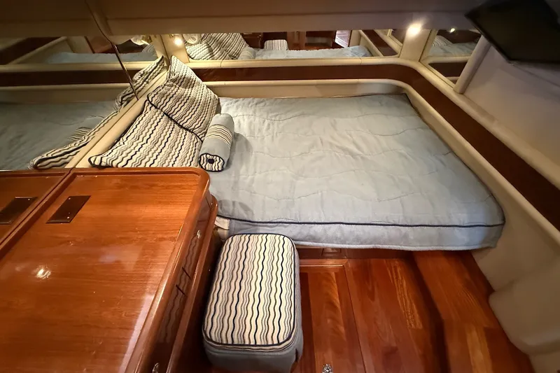 Slide: The Image of Luxurious cabin interior of 2002 Sea Ray 560 Sedan Bridge yacht. - 84