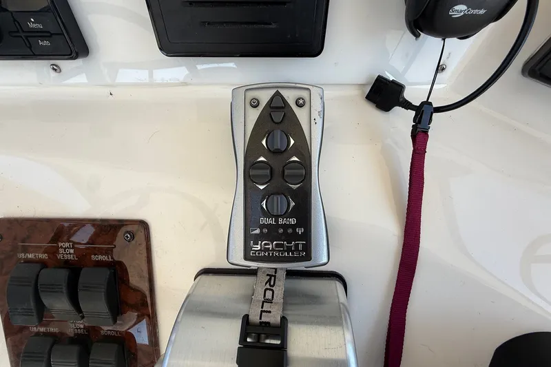 Slide: The Image of Yacht controller on 2002 Sea Ray 560 Sedan Bridge dashboard, featuring dual band controls. - 44