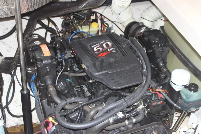 Slide: The Image of Engine compartment of a 2006 Rinker 290 Express Cruiser with MerCruiser 5.0 MPI engine. - 29