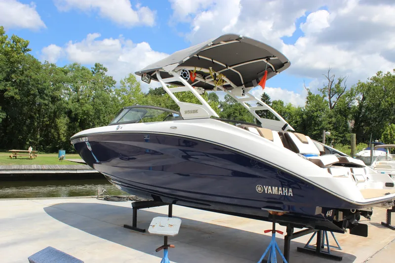 Slide: The Image of 2022 Yamaha Boats 252XE on display, featuring sleek design and modern amenities. - 21