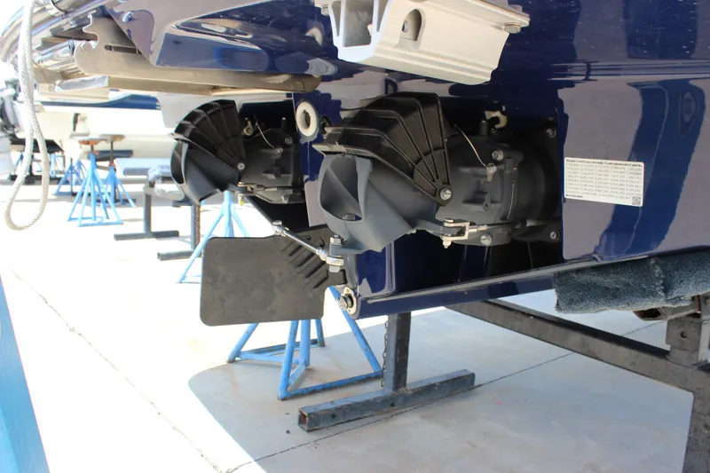 Slide: The Image of 2022 Yamaha Boats 252XE jet propulsion system on display. - 18