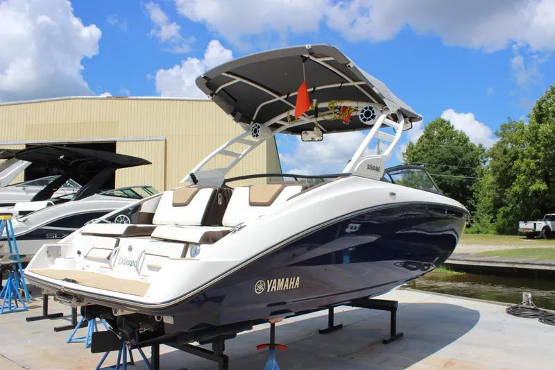 Slide: The Image of 2022 Yamaha Boats 252XE on display, featuring sleek design and modern amenities. - 26