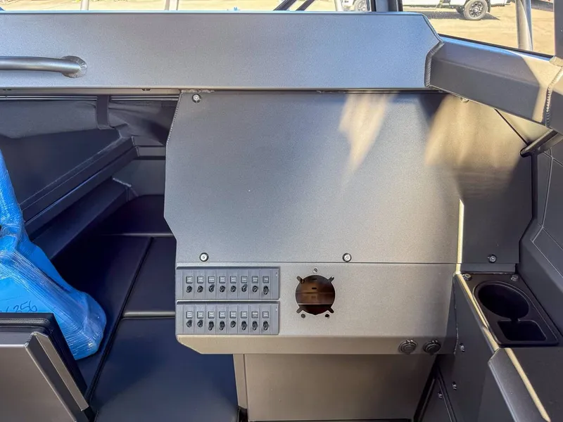 Slide: The Image of Stabi-Craft 2350 ULTRA CENTRECAB PROFISH 2026 - 12
