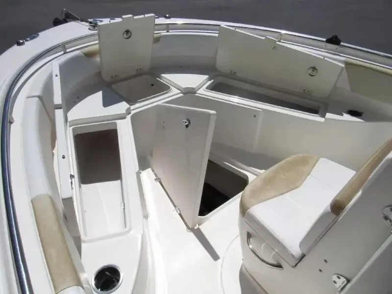 Slide: The Image of Robalo R242 Center Console 2016 - 14