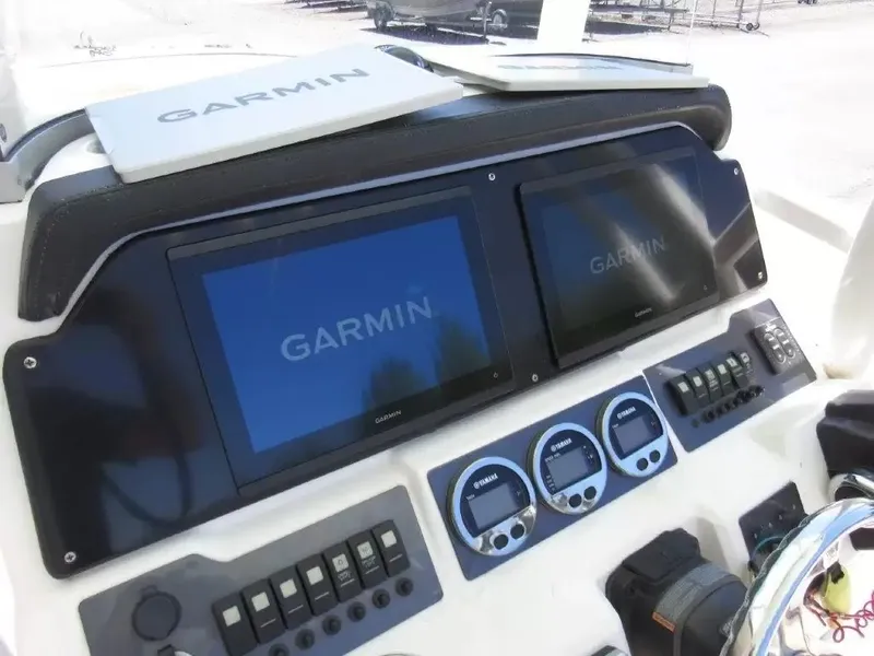 Slide: The Image of Robalo R242 Center Console 2016 - 20