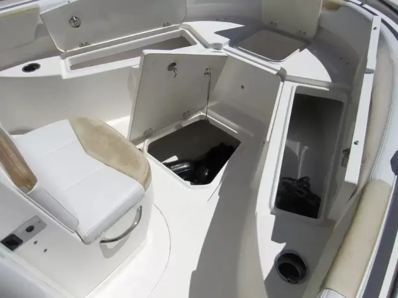 Slide: The Image of Robalo R242 Center Console 2016 - 15
