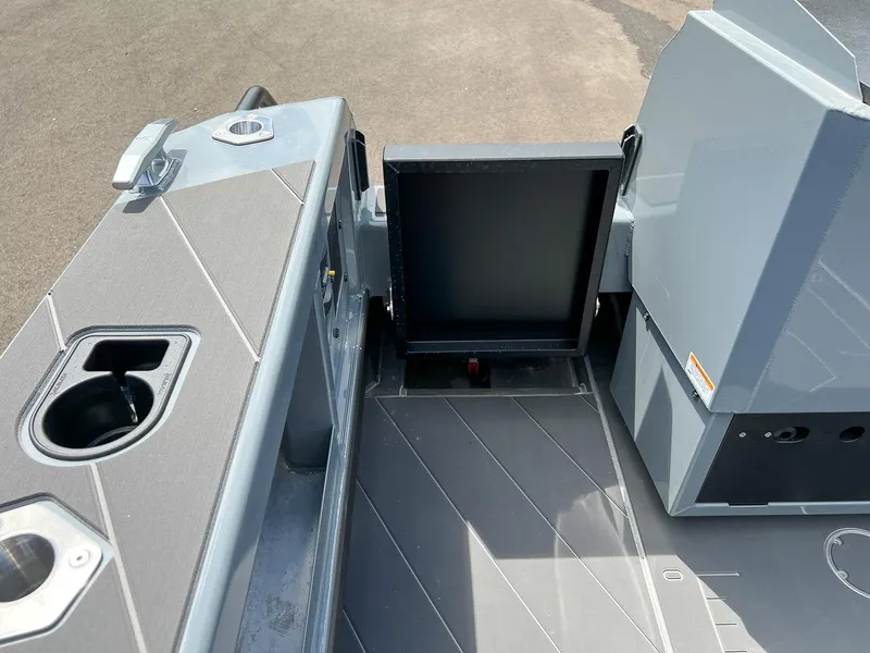 Slide: The Image of Stabi-Craft 2750 Ultra Centrecab 2027 - 26