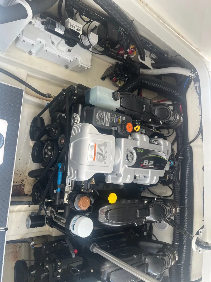 Slide: The Image of Formula 350 Crossover Bowrider 2021 - 15