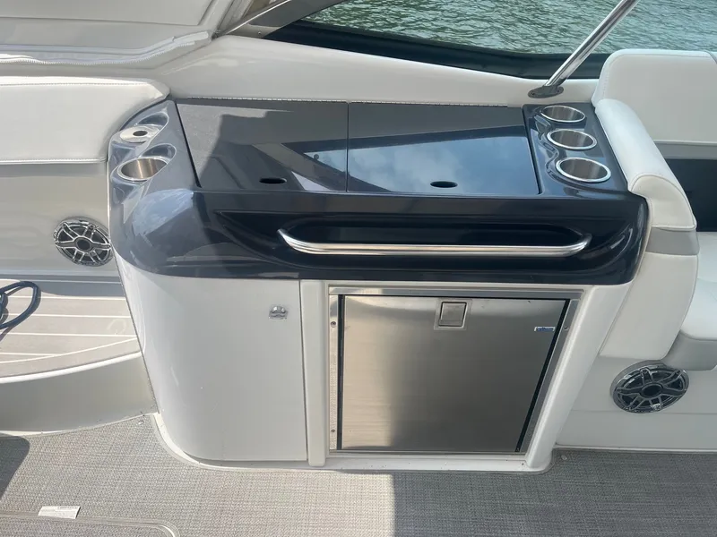 Slide: The Image of Formula 350 Crossover Bowrider 2021 - 5
