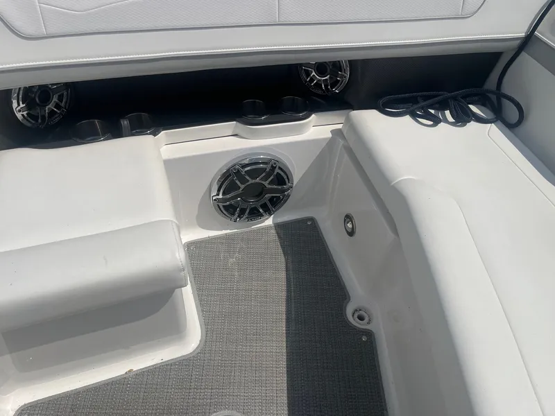 Slide: The Image of Formula 350 Crossover Bowrider 2021 - 9