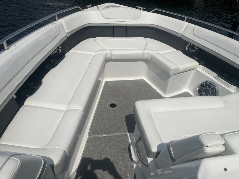 Slide: The Image of Formula 350 Crossover Bowrider 2021 - 8