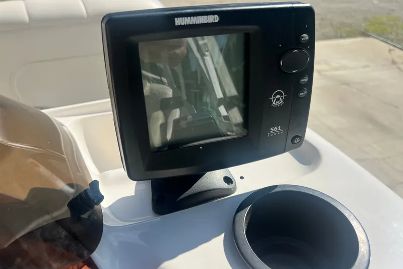 Slide: The Image of Humminbird sonar device on 2006 Princecraft Versailles 22 LP-SS boat dashboard. - 7