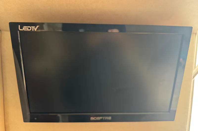 Slide: The Image of LED TV inside 2006 Sea Ray Sundancer 260 boat cabin. - 15