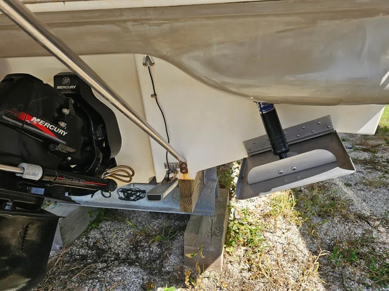 Slide: The Image of The image shows the stern area of a 2006 Sea Ray 270 Sundeck boat with a Mercury drive. - 44
