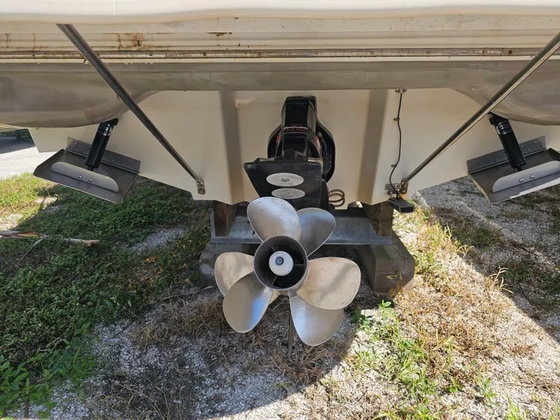 Slide: The Image of The image shows the stern of a 2006 Sea Ray 270 Sundeck with a propeller. - 42