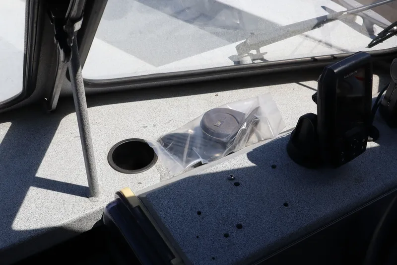 Slide: The Image of Dashboard of a 2005 Jetcraft 1625 SK boat with navigation equipment. - 18