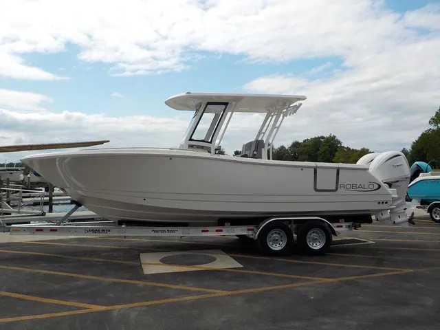 The Image of Robalo R270 Center Console 2027 - 1