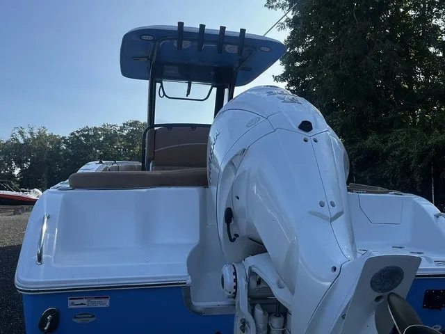 Slide: The Image of Sea Hunt Ultra 255SE 2024 - 5