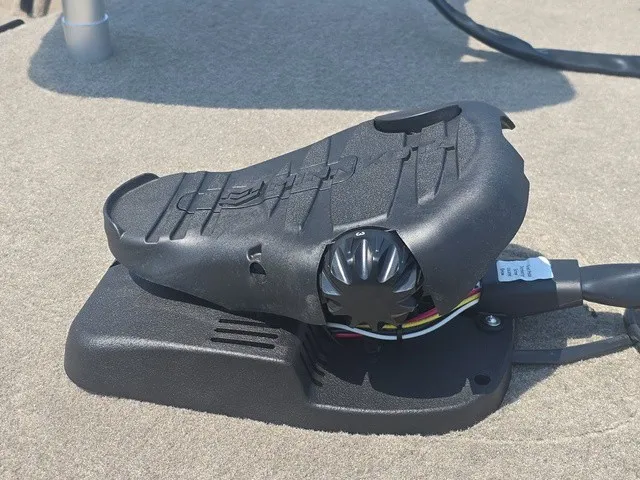 Slide: The Image of Tracker Bass Tracker Classic Limited 2026 - 23