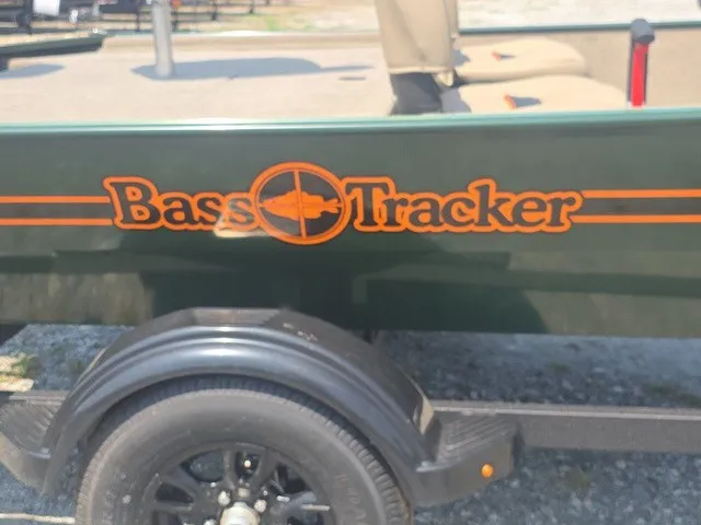 Slide: The Image of Tracker Bass Tracker Classic Limited 2026 - 29