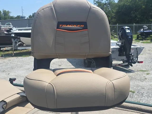 Slide: The Image of Tracker Bass Tracker Classic Limited 2026 - 14