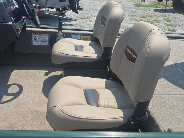 Slide: The Image of Tracker Bass Tracker Classic Limited 2026 - 17