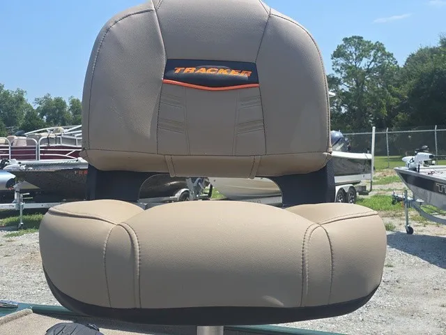 Slide: The Image of Tracker Bass Tracker Classic Limited 2026 - 19
