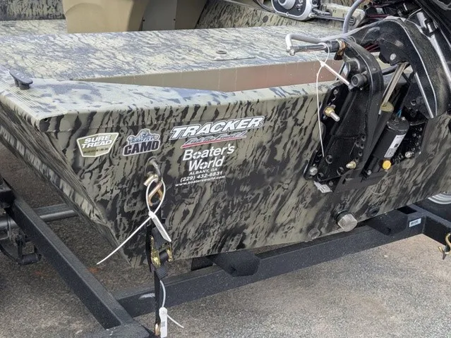 Slide: The Image of Tracker Grizzly 1648 SC 2026 - 20