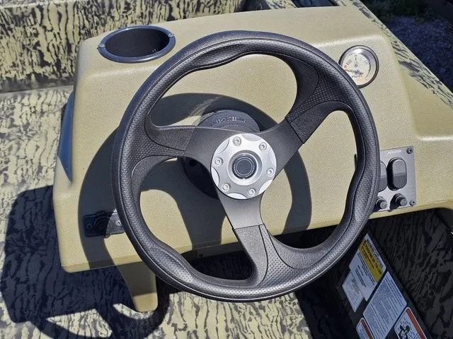 Slide: The Image of Tracker Grizzly 1754 SC 2026 - 26